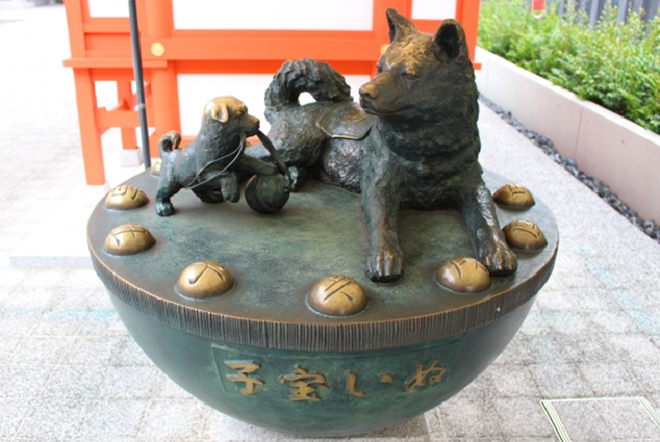TOKYO Suitengu Shrine Statue of mother dog and Puppy