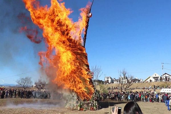 TOKYO Dondo Yaki Burning at Tamagawa