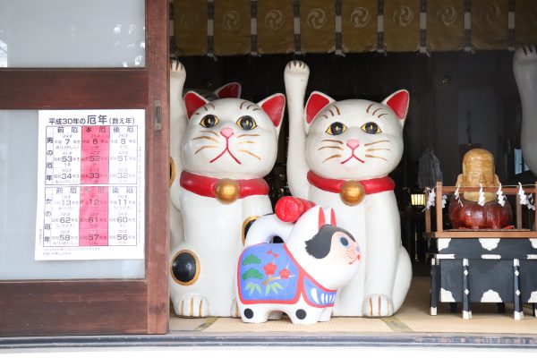 Imado shrine big couple lucky cat stone in Asakusa Japan