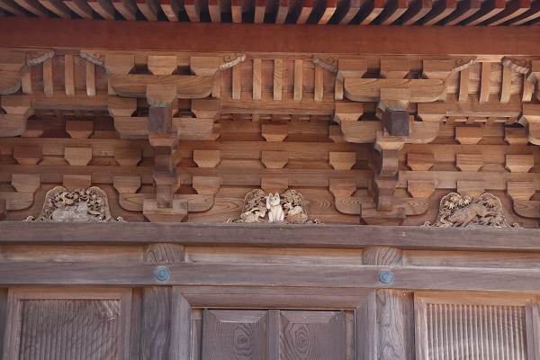 Gotokuji temple cat sculpture at three storied pagoda